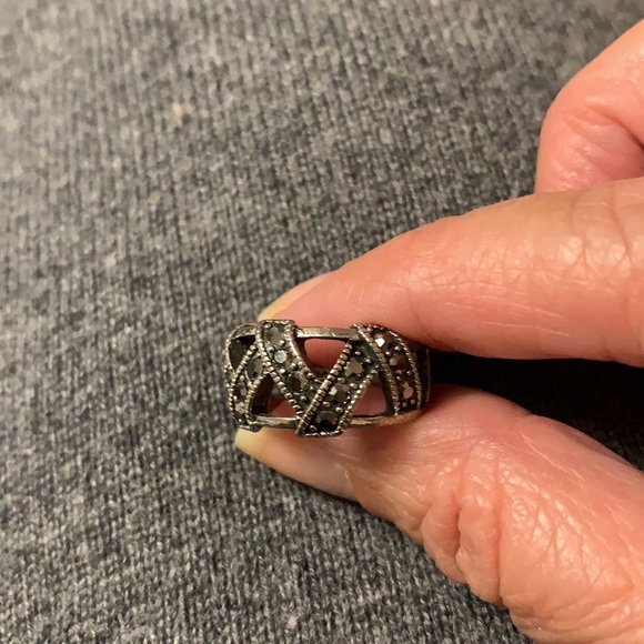 Beautiful Lia Sophia silver and hematite ring - Picture 4 of 4